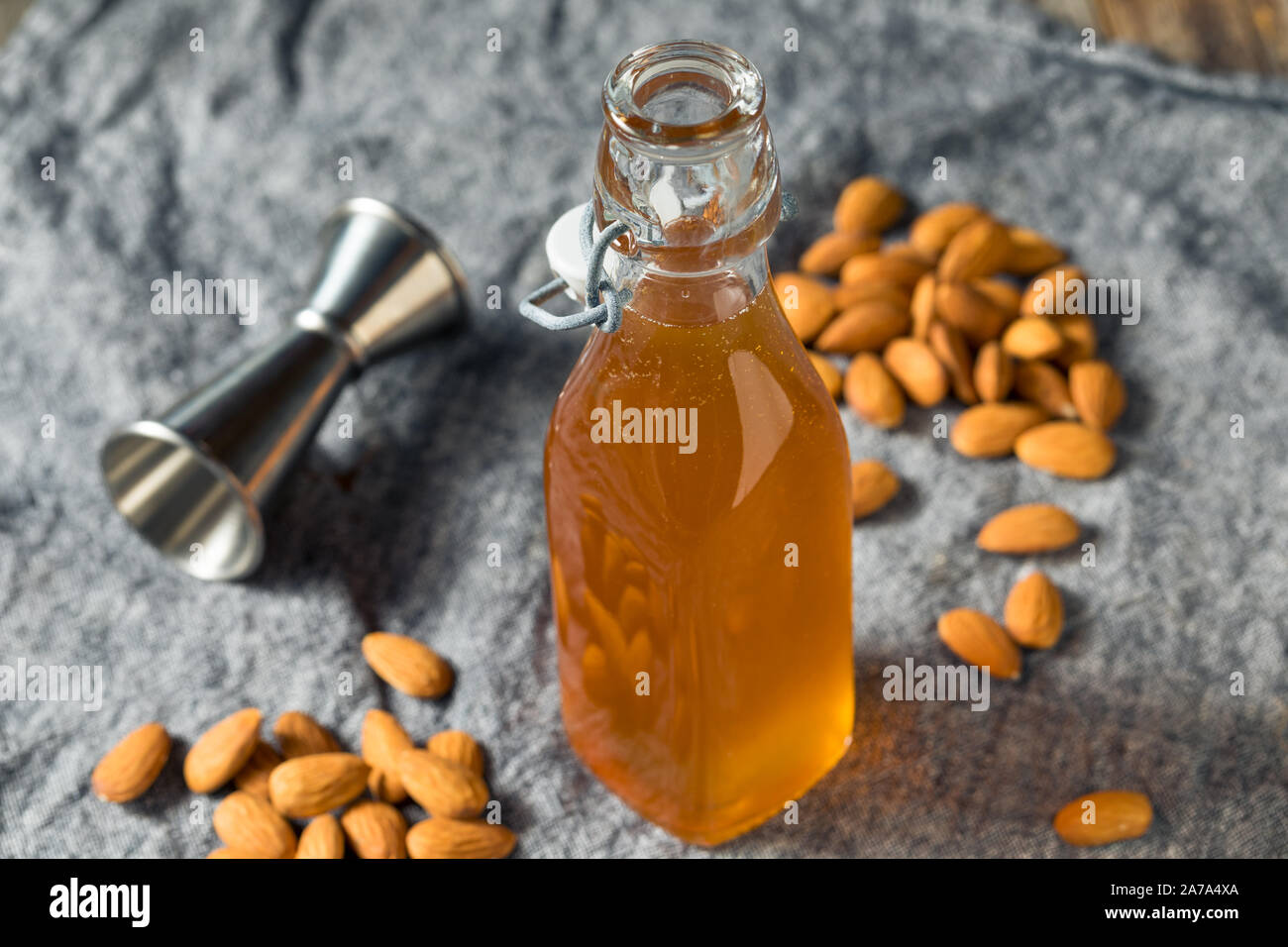 Amande Bio faits maison dans une bouteille de sirop d'orgeat Banque D'Images