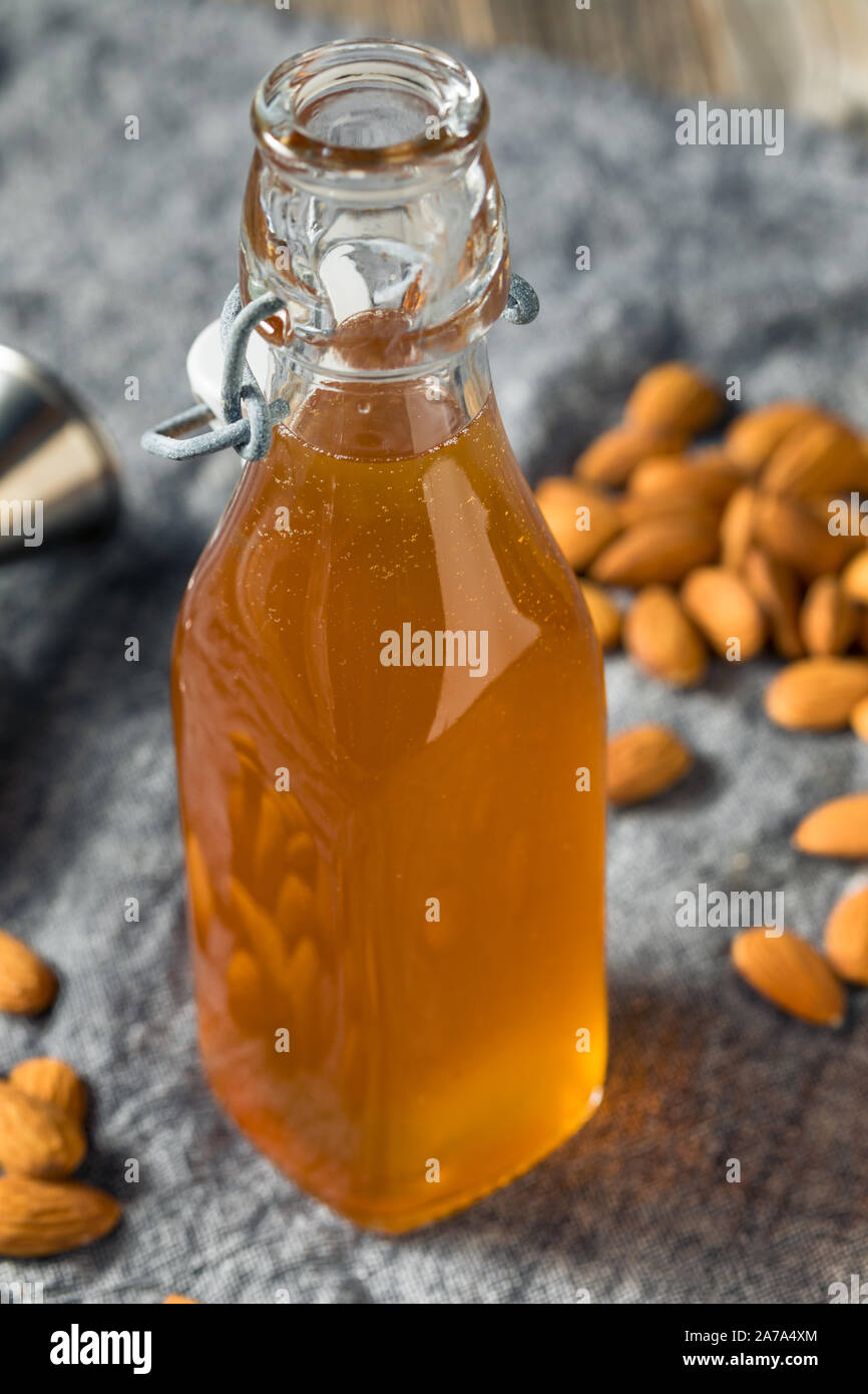 Amande Bio faits maison dans une bouteille de sirop d'orgeat Banque D'Images
