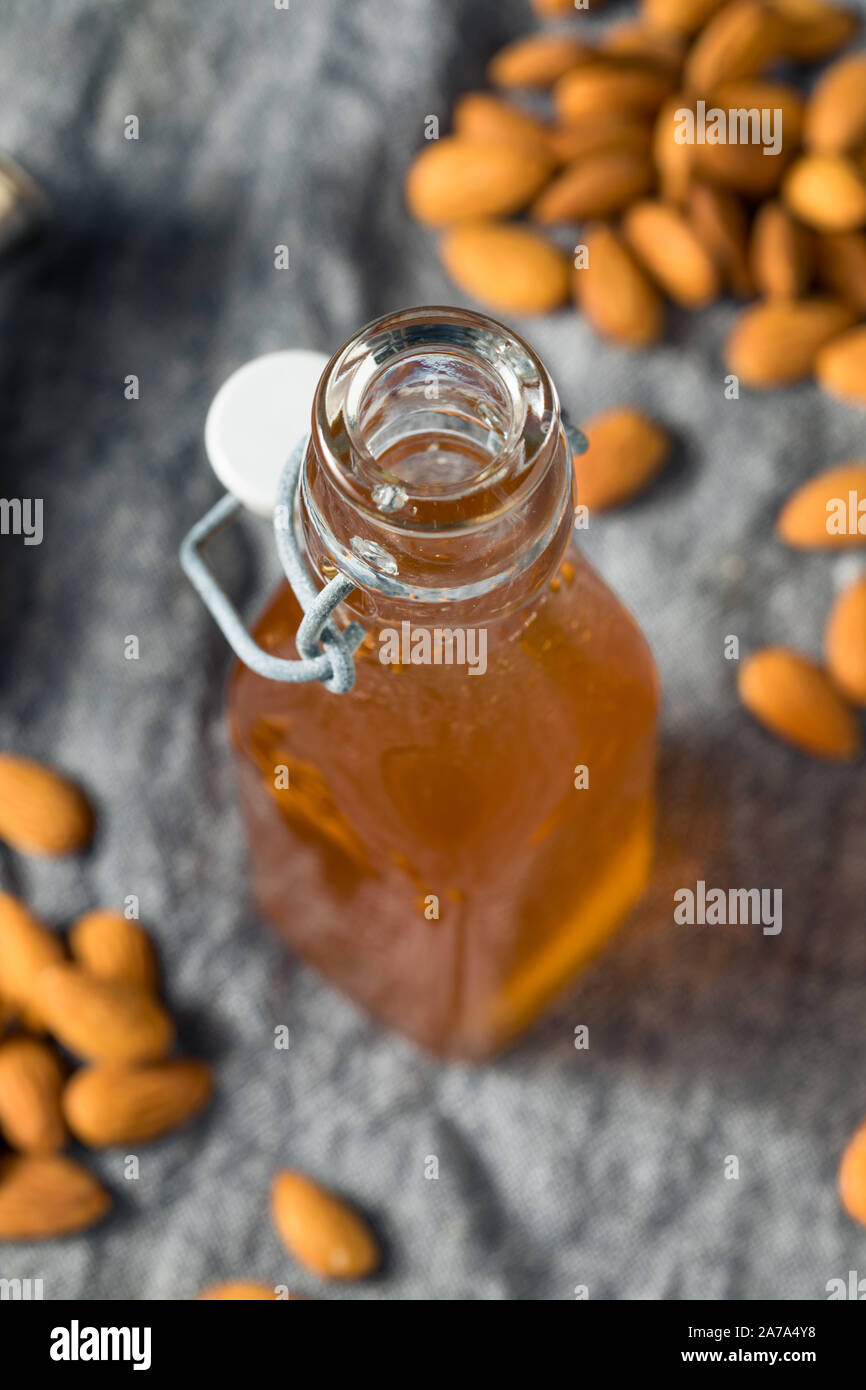 Amande Bio faits maison dans une bouteille de sirop d'orgeat Banque D'Images