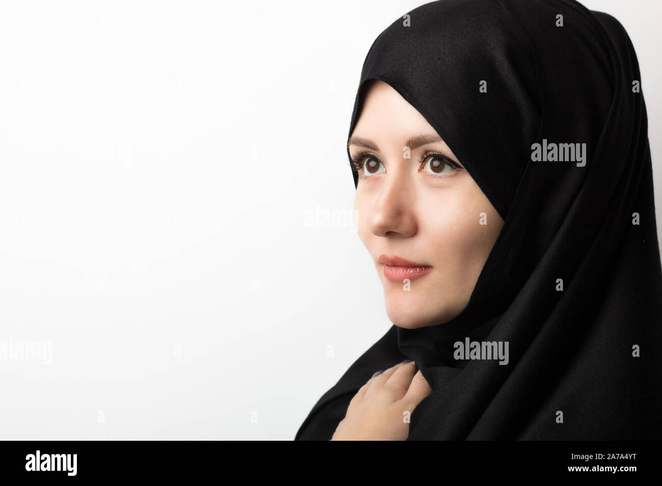 Portrait d'une belle jeune fille musulmane en hijab sur un fond blanc dans le studio, avec l'espace pour le texte. Concept pour les articles sur l'Islam et la place Banque D'Images
