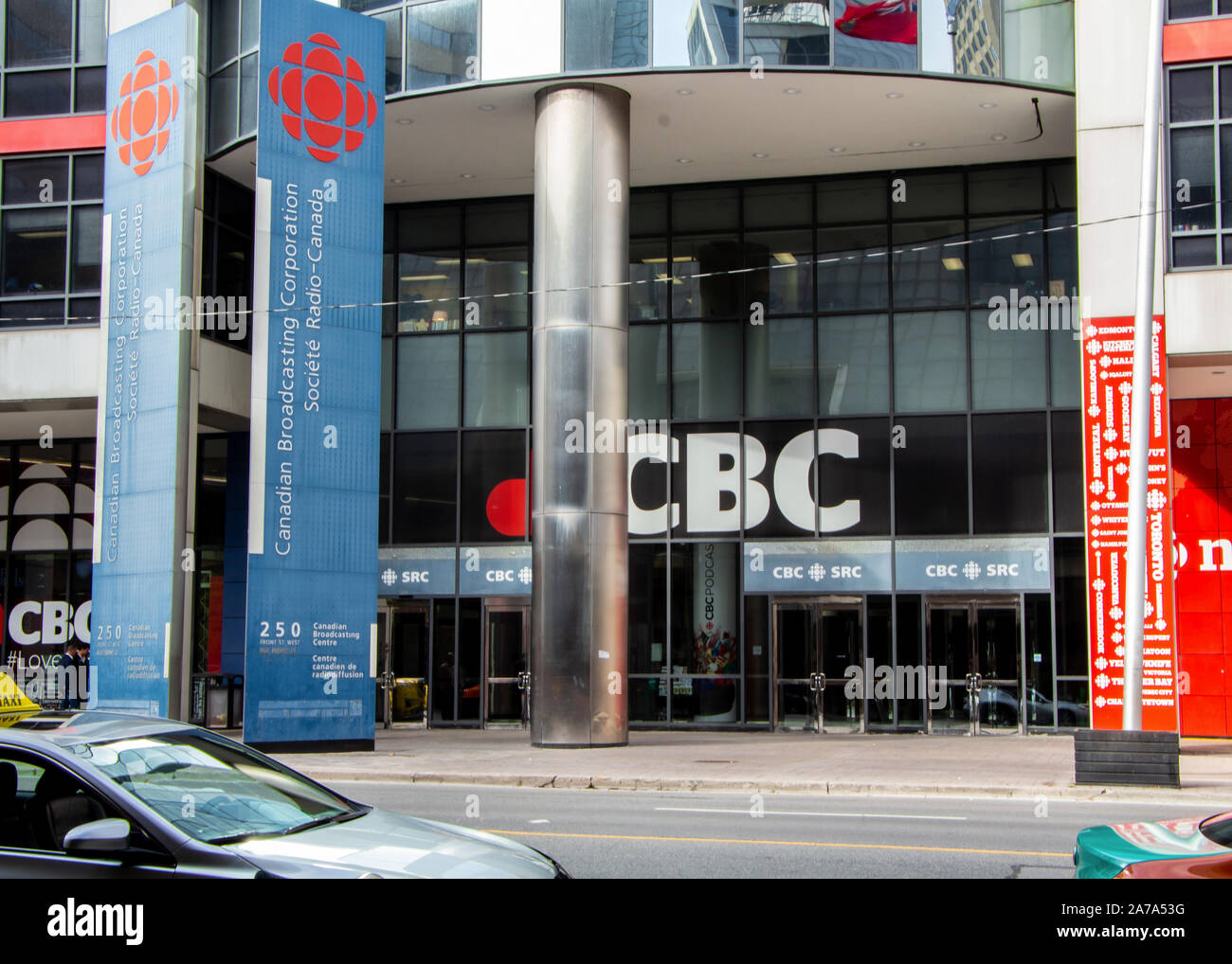 Toronto, Ontario, Canada - 21 octobre 2019 : entrée principale de la Société Radio-Canada, Société Radio-Canada, la construction au centre-ville de Toronto. Banque D'Images