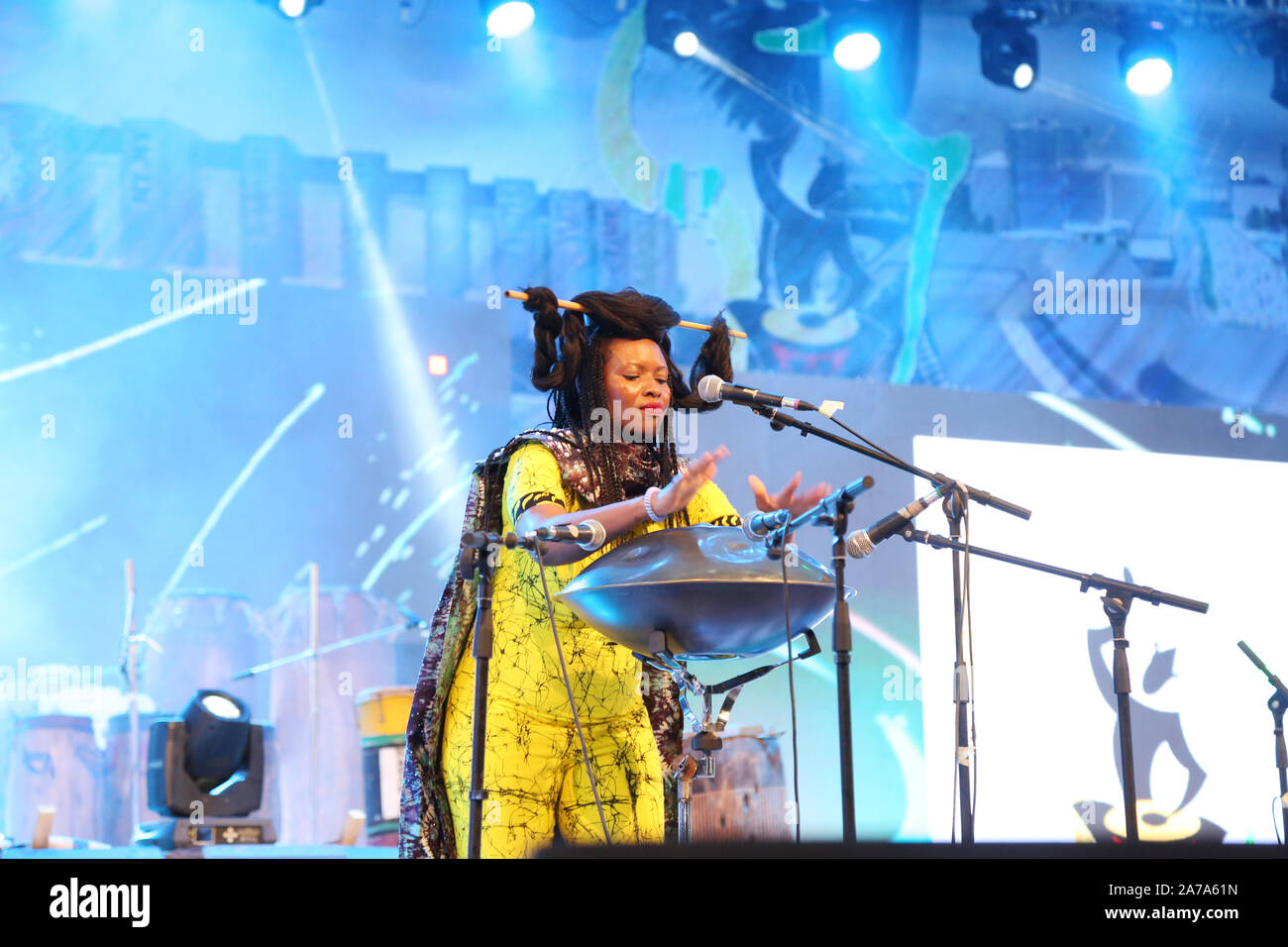 Artiste féminine nigériane-américaine qui se déroule pendant le Festival du tambour africain, Abeokuta, État d'Ogun, Nigeria. Banque D'Images