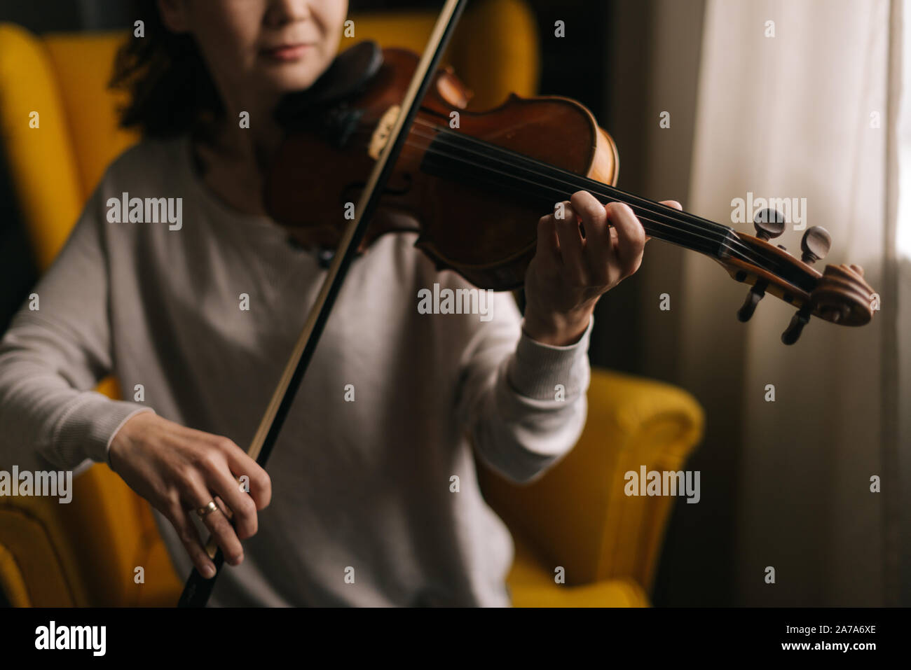 Belle Jeune femme jouant du violon musicien close-up Banque D'Images