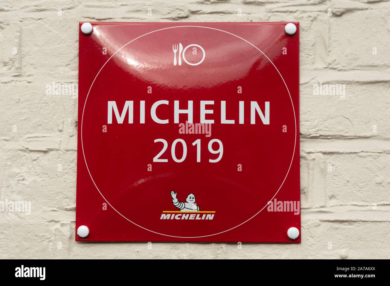 Guide Michelin Bib Gourmand, symbole et la plaque Michelin,une cote qui reconnaît les établissements accueillant qui servent de la bonne nourriture à prix modérés UK Banque D'Images