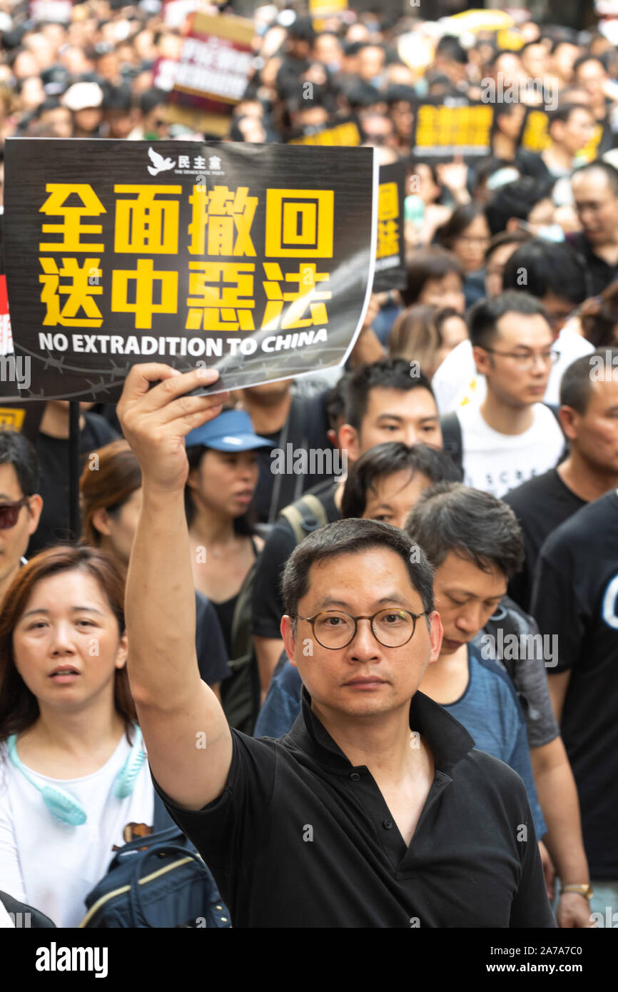 Les gens protestent dans la rue à hong kong, Chine. Plus de 100 000 manifestants sont descendus dans les rues de Hong Kong. Banque D'Images