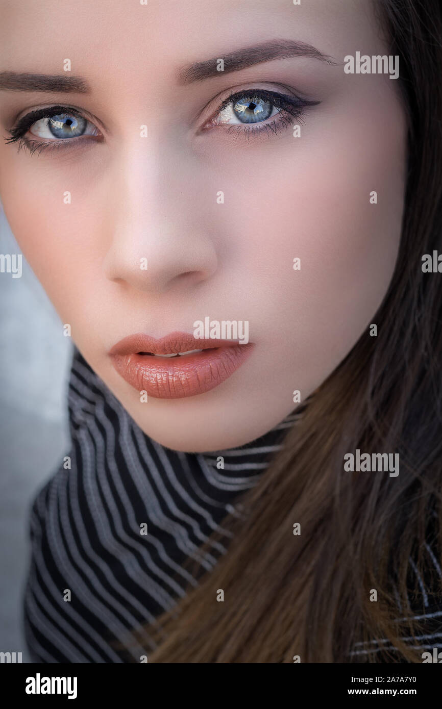 Close-up intense d'une belle femme aux yeux bleus Photo Stock - Alamy