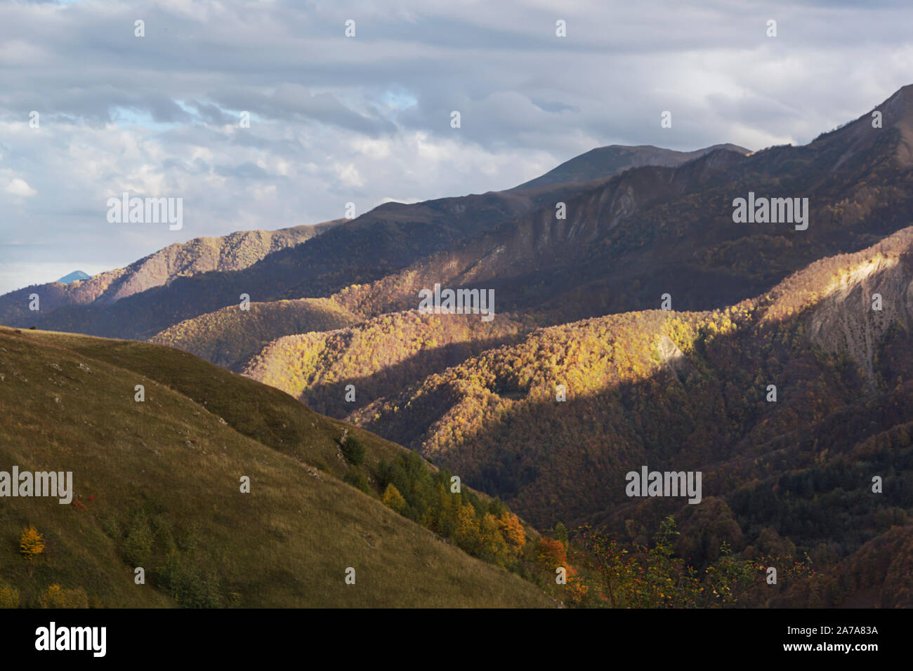 De belles vues sur les montagnes aux sommets enneigés en automne, la route militaire géorgienne, Géorgie Banque D'Images