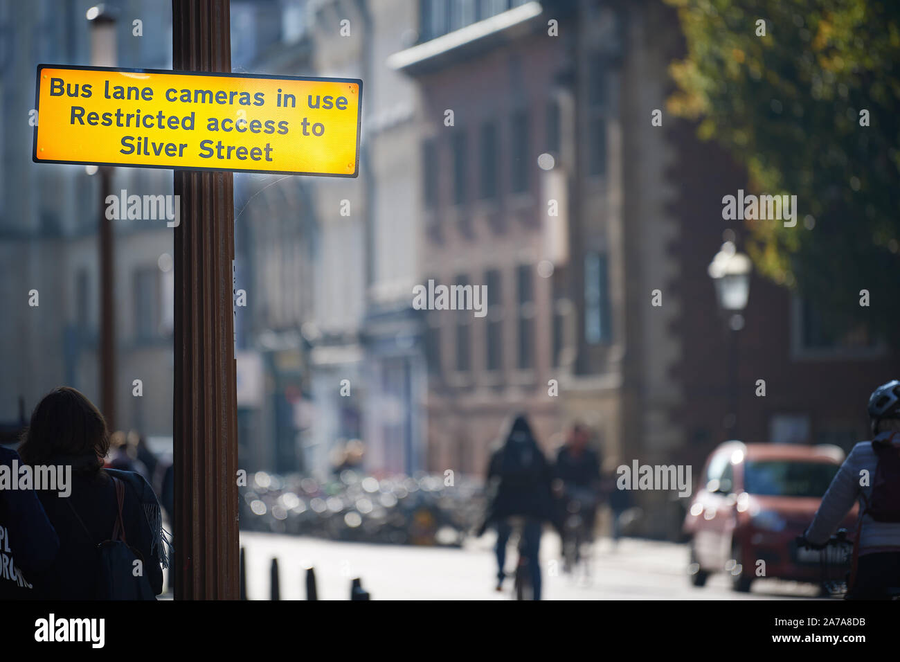 Avis sur la voie de bus et la restriction de l'accès aux caméras Silver Street, Cambridge, Angleterre. Banque D'Images