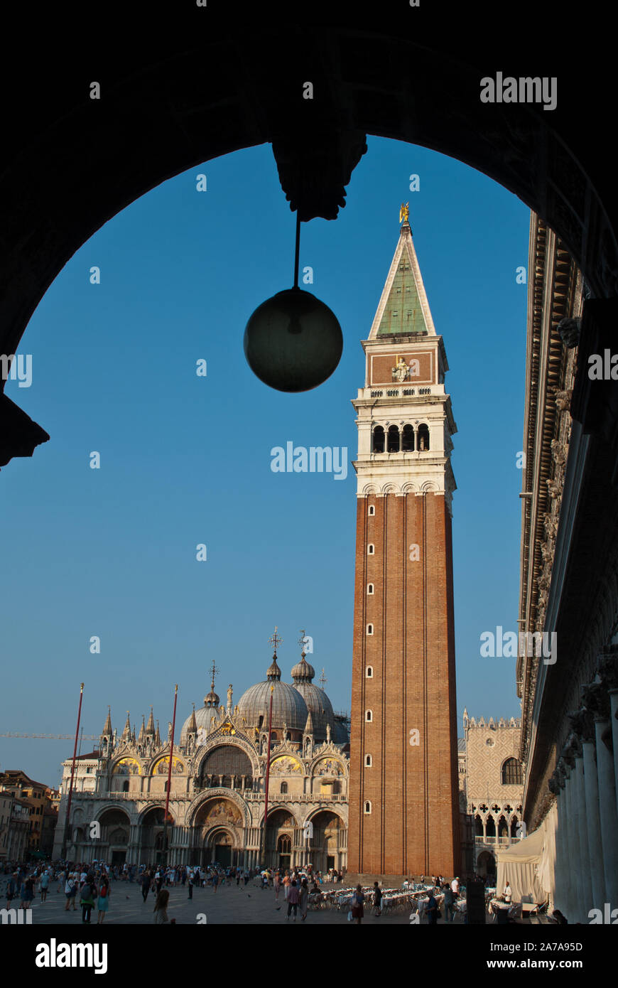Venise, Italie : vue sur le campanile de la Piazza San Marco (Place Saint Marc, Le Campanile italien : Campanile di San Marco) et la Basilique Cathédrale Patriarcale Banque D'Images
