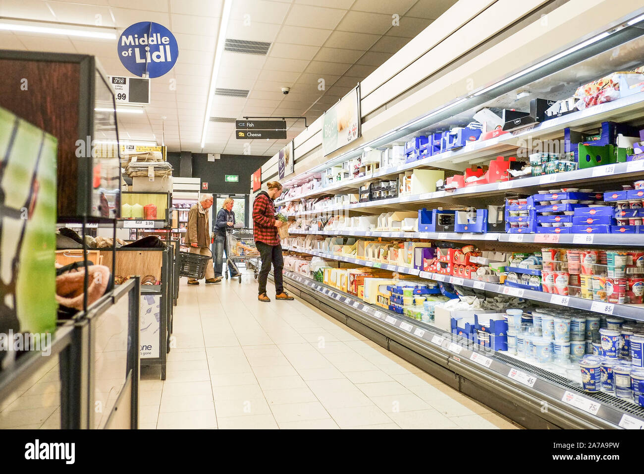 Les clients shopping à l'intérieur d'un supermarché Lidl. Banque D'Images