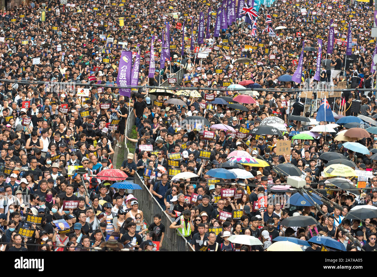 Les gens protestent dans la rue à hong kong, Chine. Plus de 100 000 manifestants sont descendus dans les rues de Hong Kong. Banque D'Images