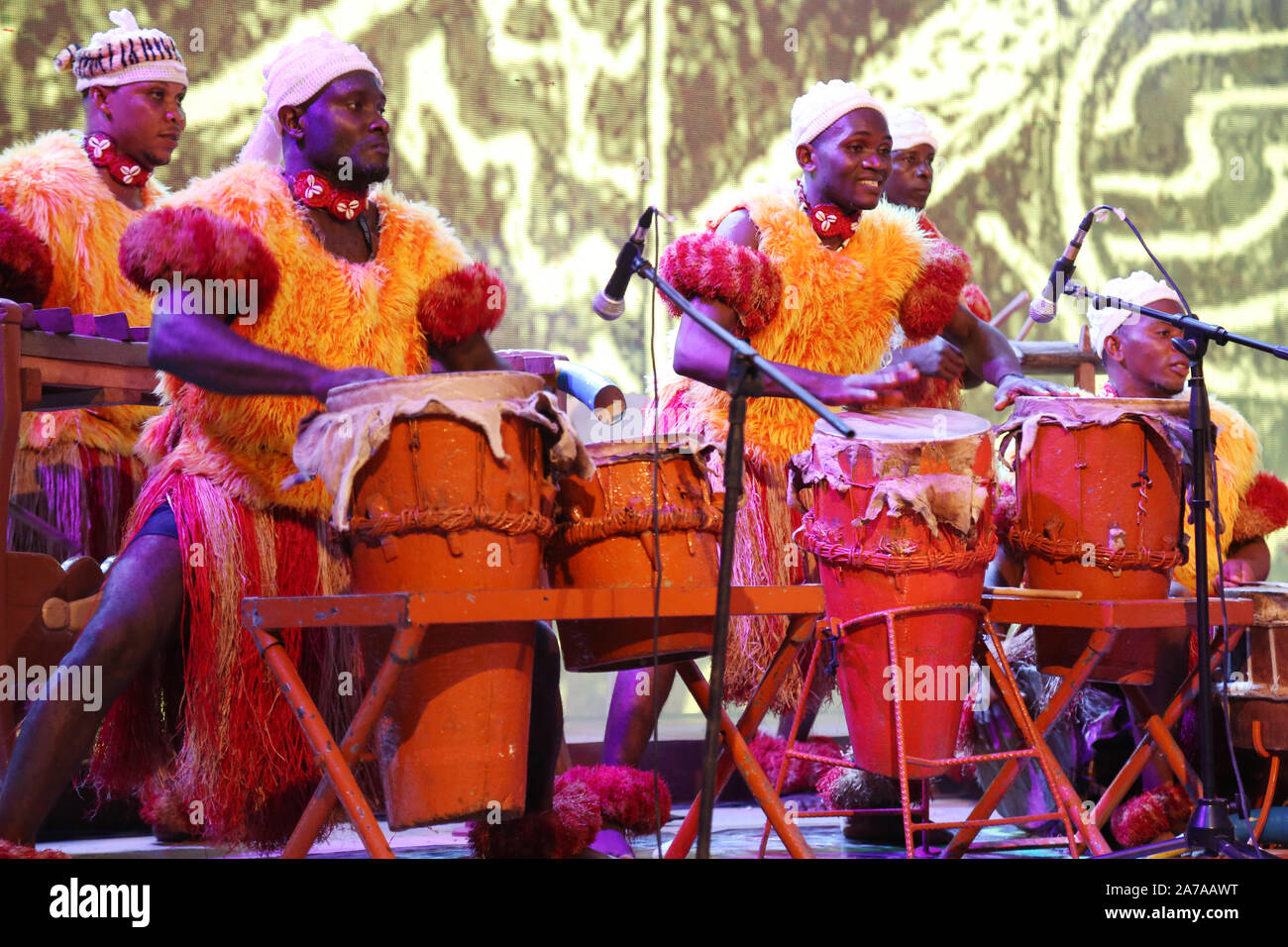 Les batteurs nigérians qui se sont donnés pendant le Festival du tambour africain à Abeokuta, État d'Ogun au Nigeria. Banque D'Images