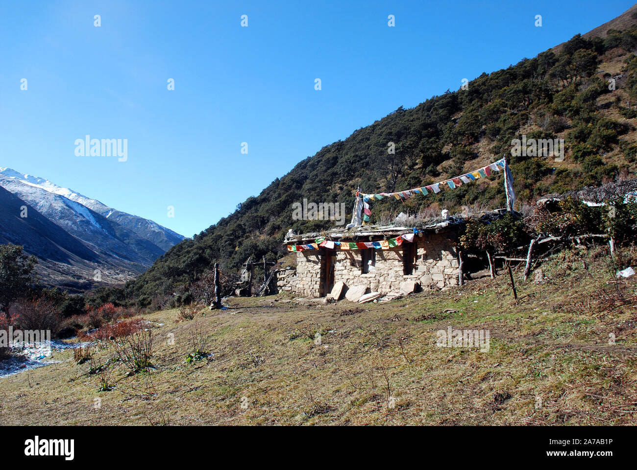 Une maison isolée dans la vallée de Moxi dans les montagnes Daxueshan de l'ouest du Sichuan en chine Banque D'Images
