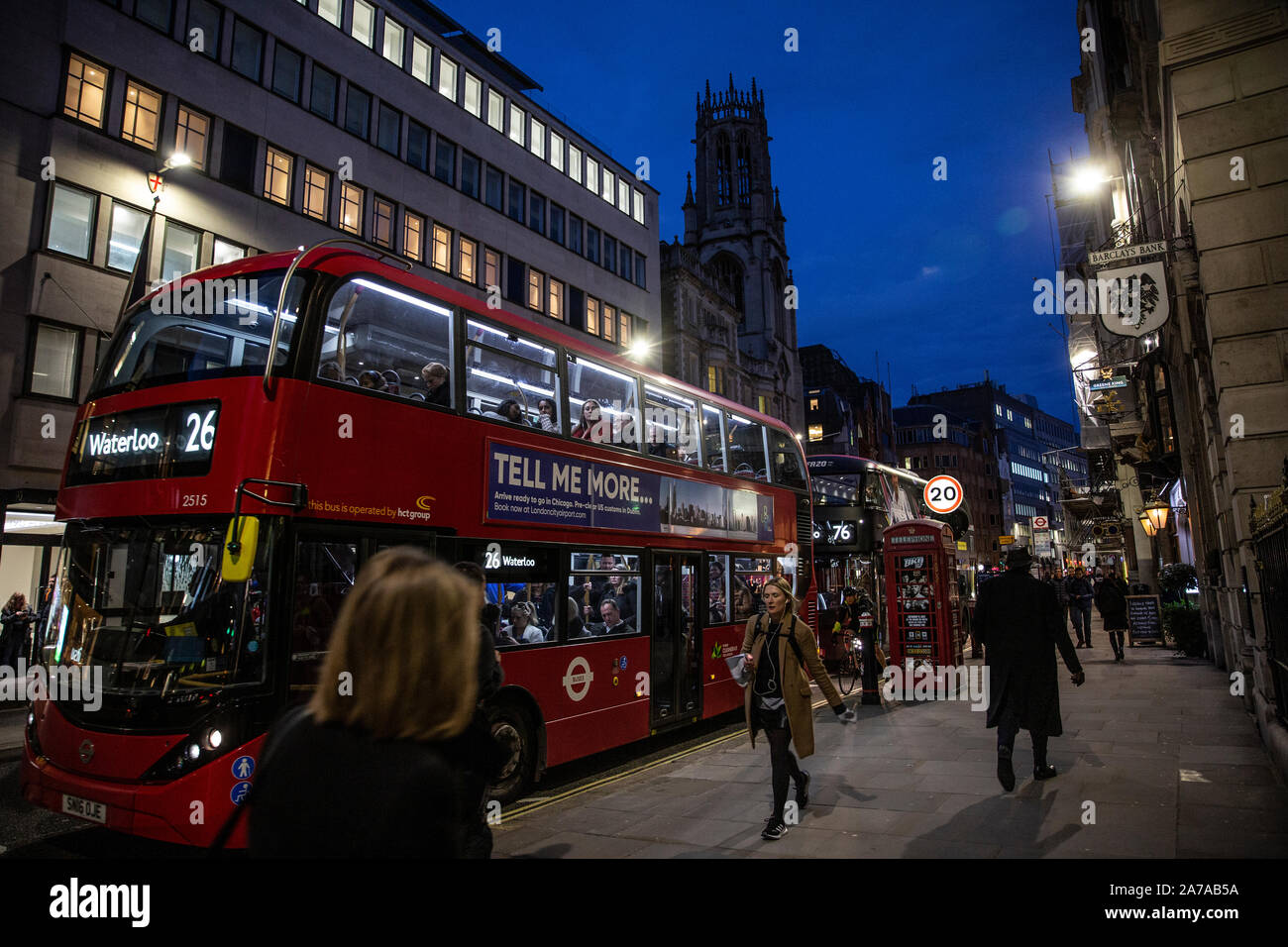 Fleet Street, une fois le coeur battant de la Grande-Bretagne l'industrie canadienne des médias au crépuscule d'exécution est vers Ludgate Circus, le centre de Londres, Angleterre, Royaume-Uni Banque D'Images