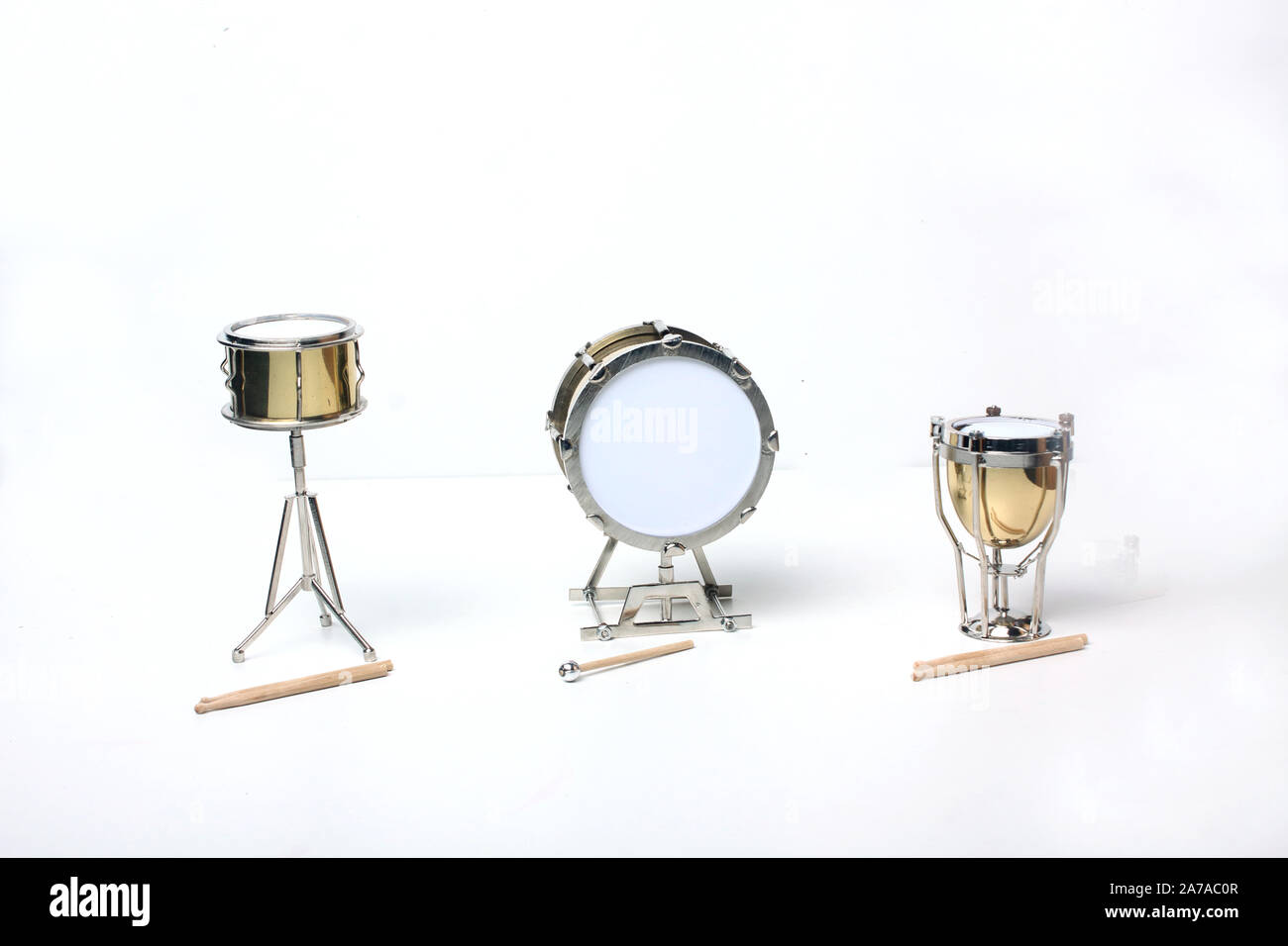 Électrique-tambour, caisse claire de l'orchestre et bass-drum sur fond blanc Banque D'Images