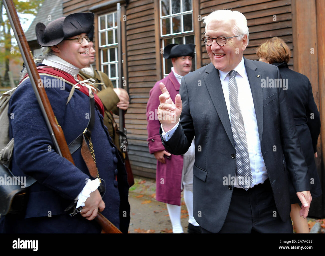 Boston, USA. 31 octobre, 2019. Président fédéral Frank-Walter Steinmeier est accompagné sur une promenade à travers la Minute Man National Historical Park par un ranger portant un uniforme de la milice historique dans les colonies britanniques en Amérique du Nord. À la fin de l'année allemande aux Etats-Unis "Wunderbar ensemble - l'Allemagne et les États-Unis' Steinmeier et son épouse voyage à Boston. Credit : Britta Pedersen/dpa-Zentralbild/dpa/Alamy Live News Banque D'Images