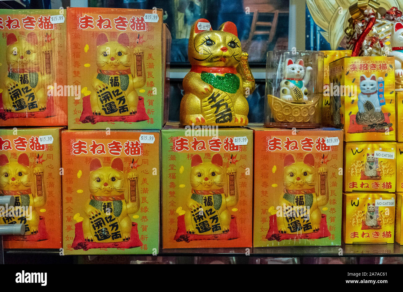 Figurine japonaise 'maneki-neko" (porte-bonheur) aussi appelé 'cat' de chance Chinois Banque D'Images