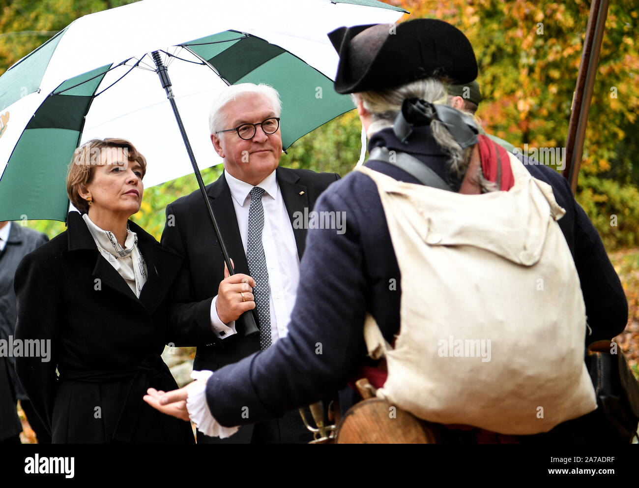 Boston, USA. 31 octobre, 2019. Président fédéral Frank-Walter Steinmeier et son épouse Elke Büdenbender sont accompagnés sur une promenade à travers la Minute Man National Historical Park par un ranger portant un uniforme de la milice historique dans les colonies britanniques en Amérique du Nord. À la fin de l'année allemande aux Etats-Unis "Wunderbar ensemble - l'Allemagne et les États-Unis' Steinmeier et son épouse voyage à Boston. Credit : Britta Pedersen/dpa-Zentralbild/dpa/Alamy Live News Banque D'Images
