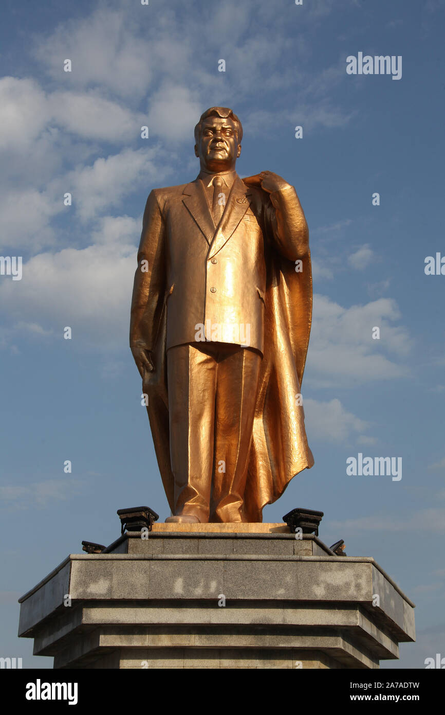 Statue en or de l'ancien président Saparmurat Niyazov au Monument de l'indépendance à Achgabat Banque D'Images