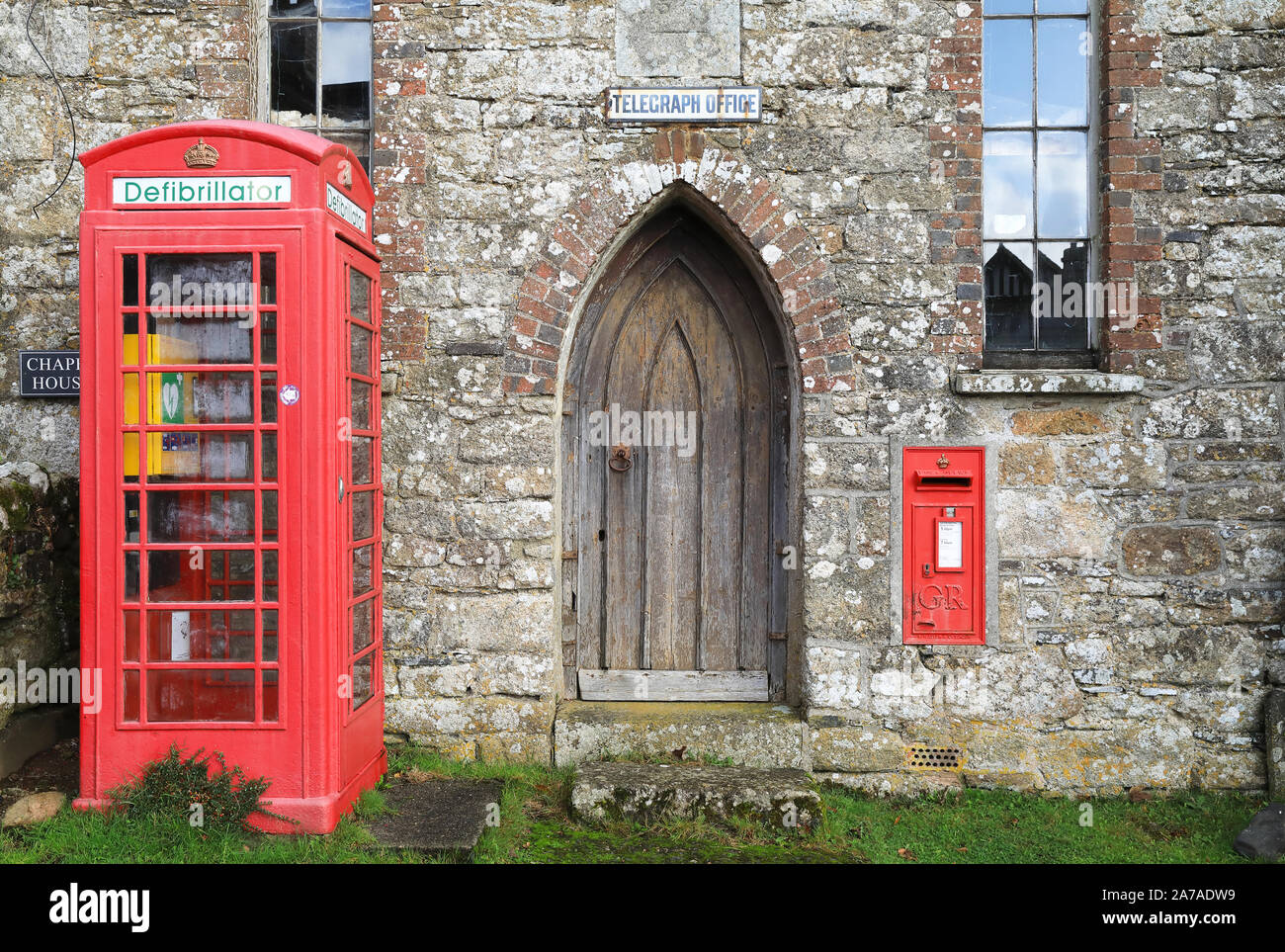Ancien bureau de télégraphe, avec K6 téléphone fort défibrillateur, dans le village de Belstone, près de Okehampton, UK Banque D'Images