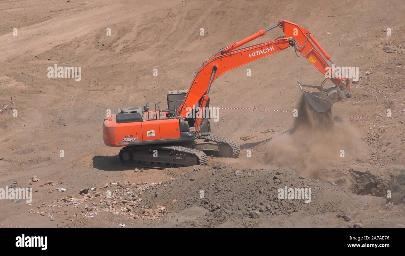 Enginers de 4M la défense nationale l'utilisation d'une excavatrice blindée avec talles et projection spéciale seaux pour enlever des mines de l'ancienne République de mines sur Gofra beach dans la mer de Galilée, Israël Banque D'Images