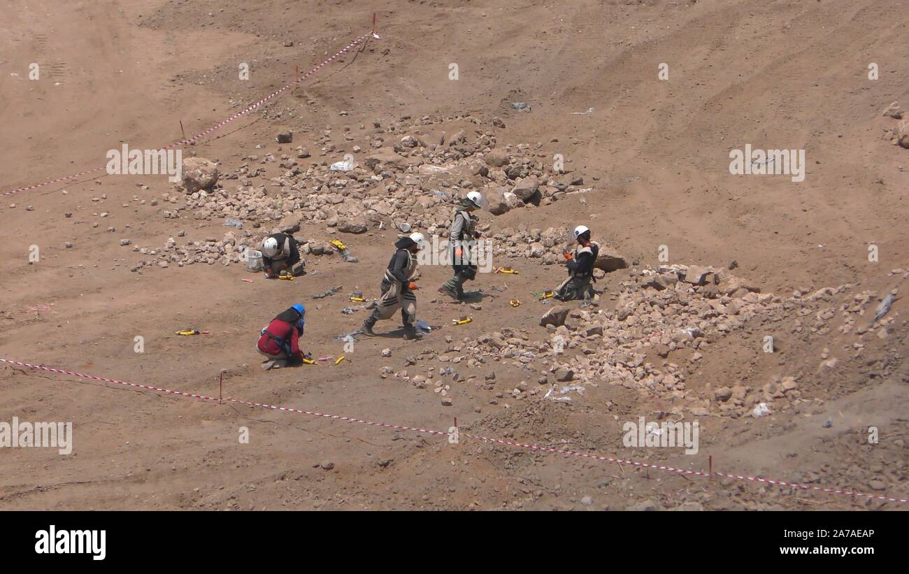 Enginers de 4M la défense avec des explosifs pour fixer l'équipement de protection des mines dans les vieilles mines syrienne juste avant d'effacer les mines sur Gofra beach dans la mer de Galilée, Israël Banque D'Images