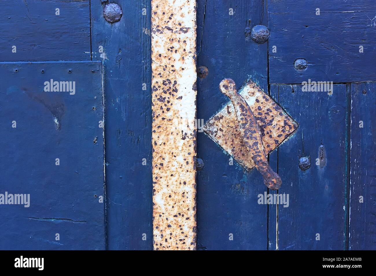 Close-up de l'ancien bleu porte avec poignée de porte en fer rouillé Banque D'Images