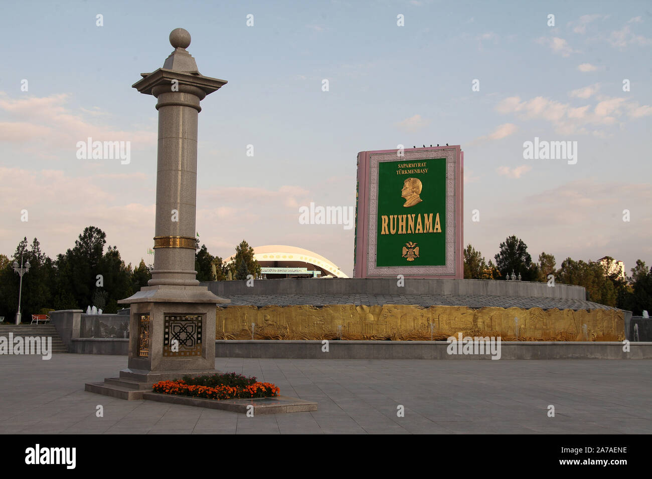 Sculpture mécanique de la Ruhnama écrit par Saparmurat Niyazov Banque D'Images