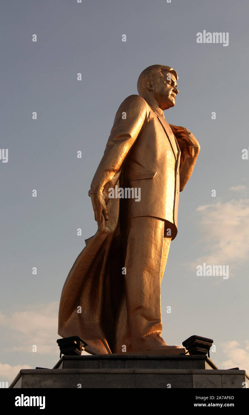 Statue en or de l'ancien président Saparmurat Niyazov au Monument de l'indépendance à Achgabat Banque D'Images