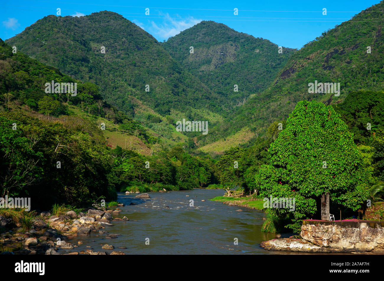 Rivière Macaé à Arraial do Sana, un lieu qui attire les amoureux de la nature et aventure, Rio de Janeiro, Brésil Banque D'Images