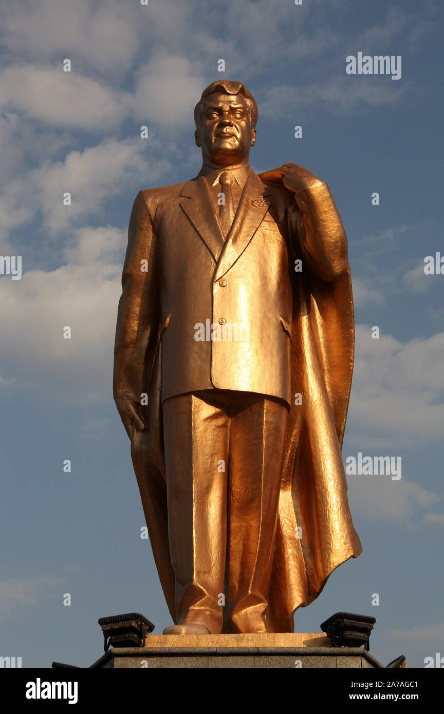 Statue en or de l'ancien président Saparmurat Niyazov au Monument de l'indépendance à Achgabat Banque D'Images
