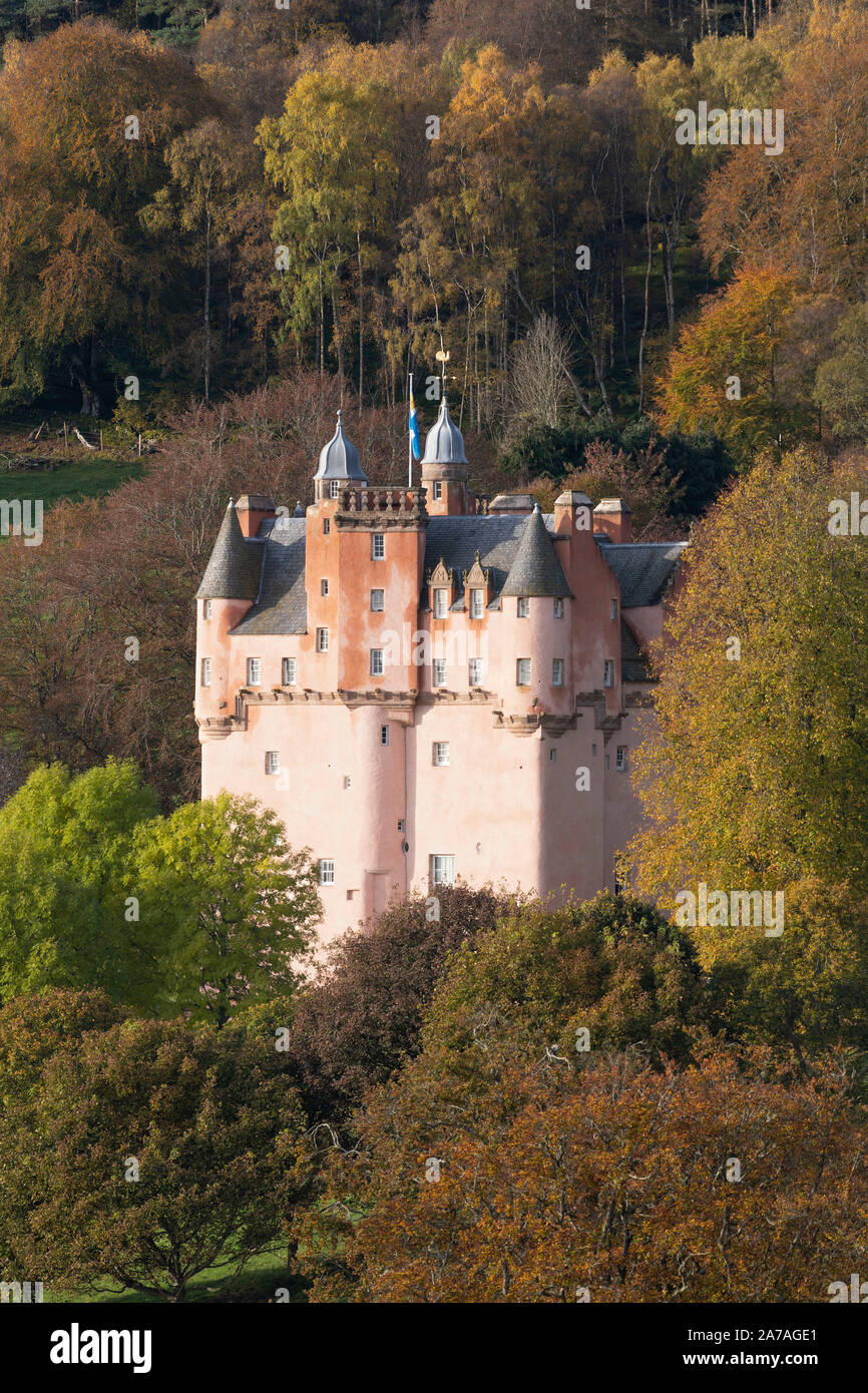 Craigievar Castle dans le nord-est de l'Ecosse, entouré d'arbres à feuillage automne coloré Banque D'Images