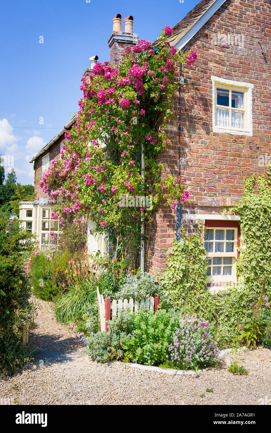 Un vieux moulin-maison avec jardin de style chalet à Corfe Mullen Dorset England UK Banque D'Images