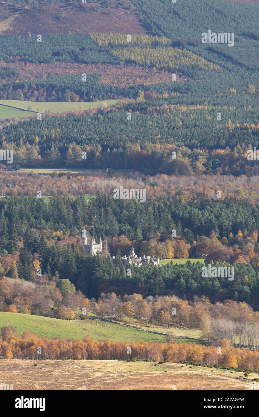 Le château de Balmoral en automne niché dans les forêts de Royal Deeside dans les Highlands d'Ecosse Banque D'Images