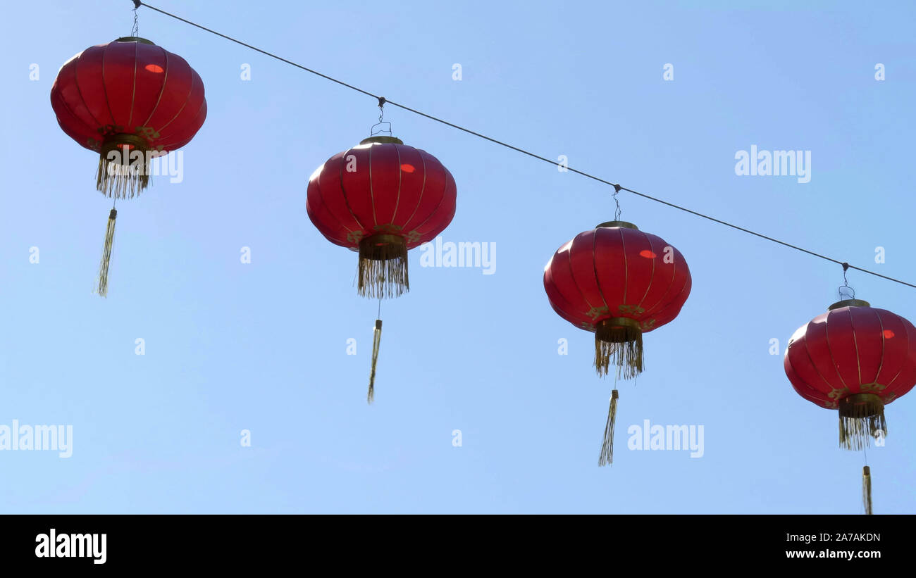 Lanternes chinoises au-dessus d'une rue dans le quartier chinois de san francisco Banque D'Images