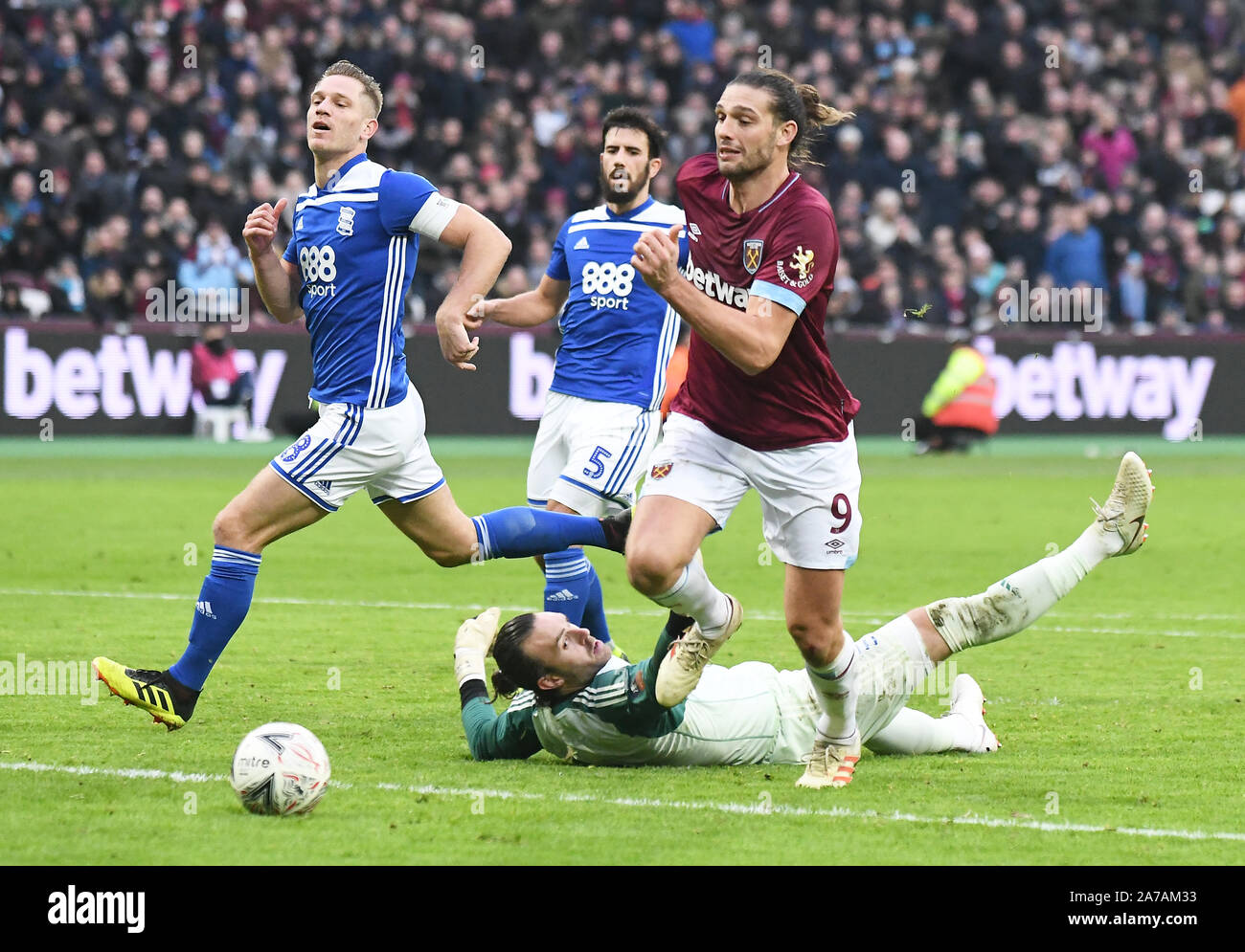 Londres, Angleterre - le 5 janvier 2019 : Andy Carroll de West Camp HamLee de Birmingham et Michael Morrison de Birmingham en photo au cours de la FA Cup 2018/19 Journée 3 match entre West Ham United et Birmingham City FC au stade de Londres. Banque D'Images