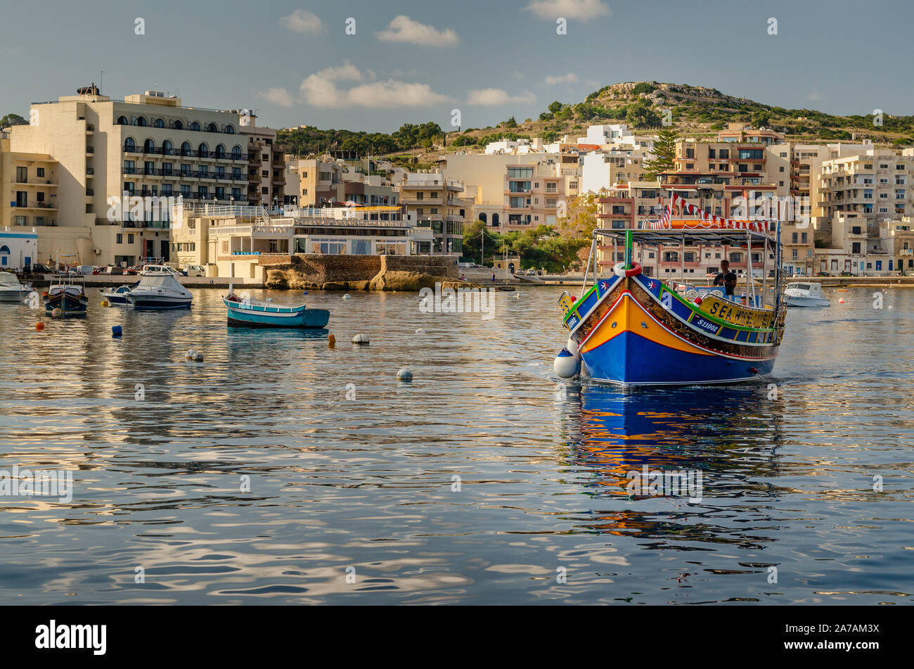 Bateau maltais d'arriver à prendre des passagers. Banque D'Images