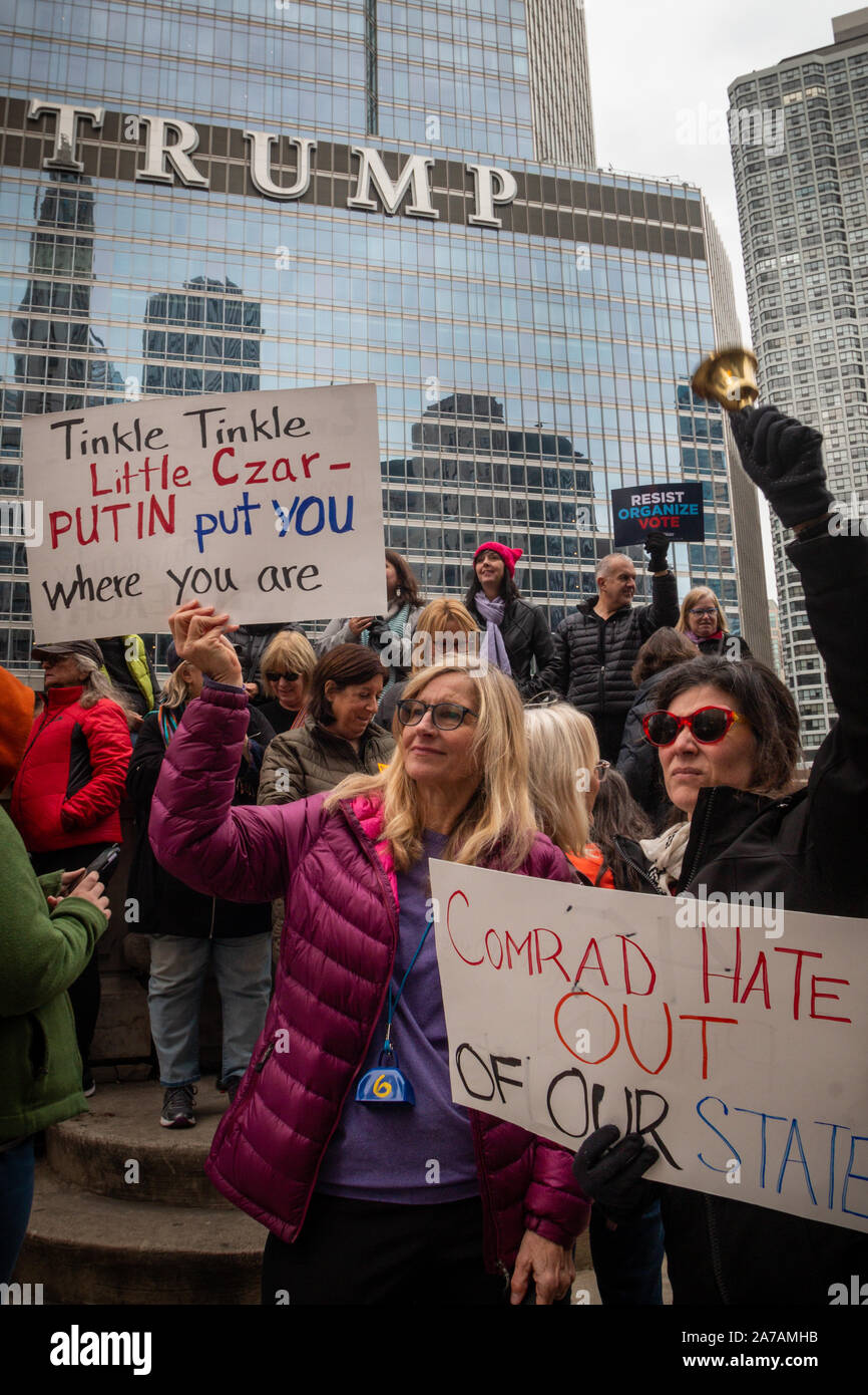 Démonstration de midi au Trump Tower à Chicago le jour de la première visite du Président Trump à Chicago depuis son entrée en fonction. Banque D'Images