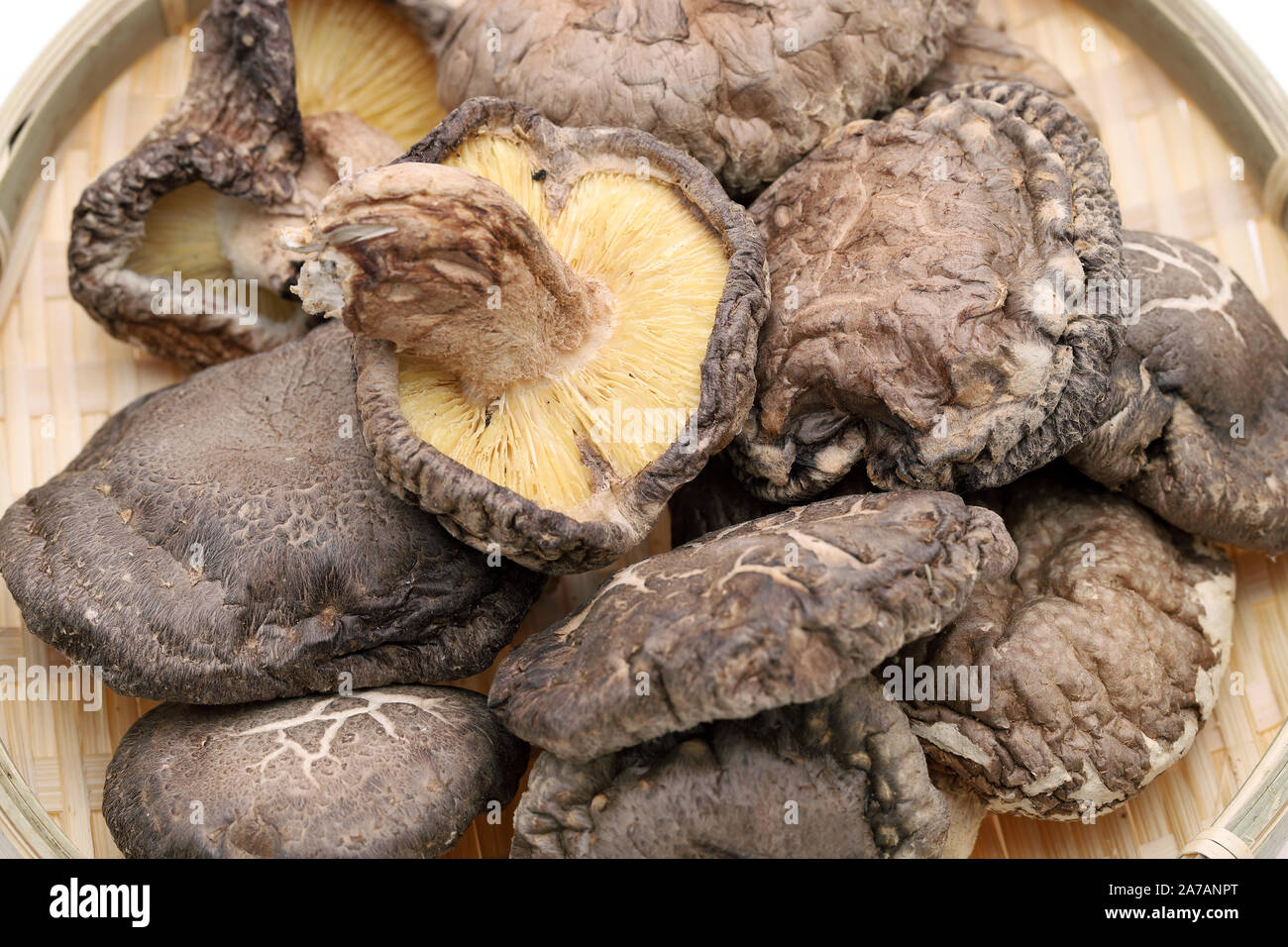 Champignons shiitake séchés japonais dans un panier de bambou Banque D'Images