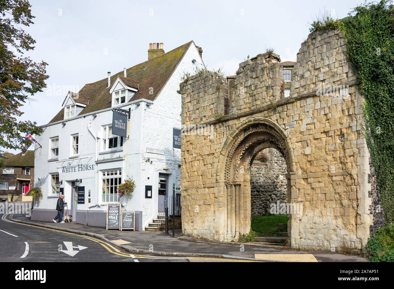 White Horse Pub et le vieux St James Church, Castle Hill Road, Dover, Kent, Angleterre, Royaume-Uni Banque D'Images