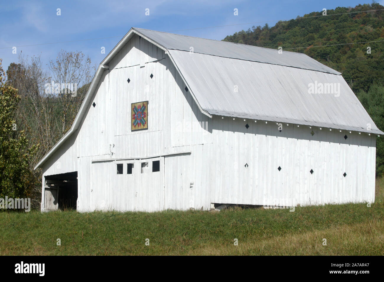 Grande grange avec blanc peint traditionnels dans les régions rurales de courtepointe en Virginie, USA Banque D'Images