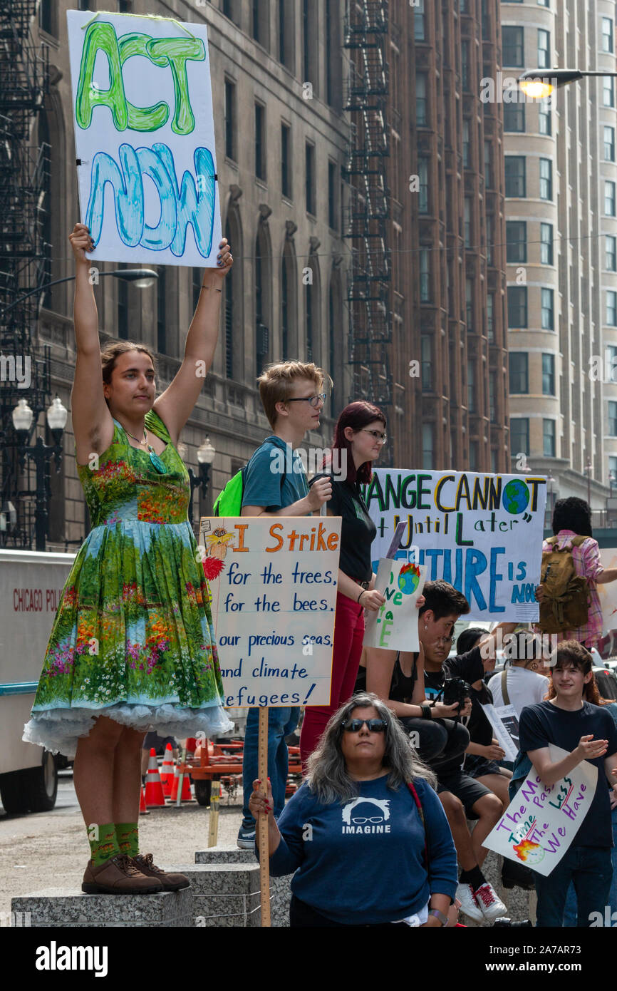 Les étudiants de Chicago participant à la grève des jeunes pour le climat le vendredi 9/20/19 pendant les heures d'école. Les jeunes et de nombreux adultes ont commencé à marcher dans le Grant Park près du Field Museum et abouti dans une grande manifestation à la boucle's Plaza fédéral. Banque D'Images