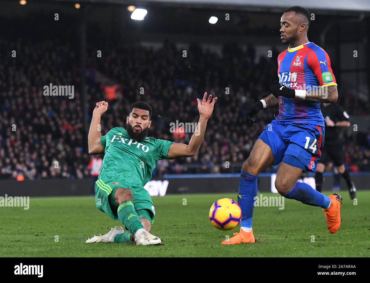 Londres, Angleterre - le 12 janvier 2019 : Adrian Mariappa de Watford (L) et Jordan Ayew de Palace (R) présenté au cours de la Premier League 2018/19 match entre Crystal Palace et Watford à Selhurst Park. Banque D'Images