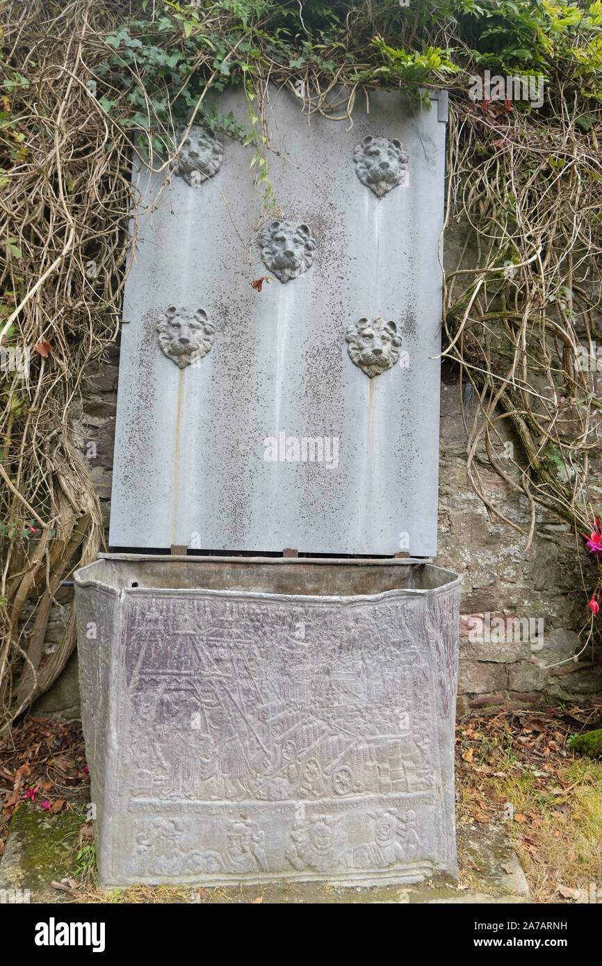 Dispositif de l'eau sur le mur à la Mount Congreve, Irlande Banque D'Images