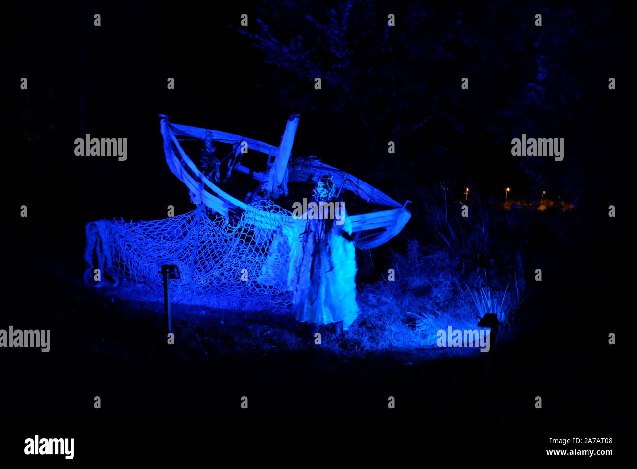 Une scène bleu de spectre par un bateau à la Wicked Woods événement Halloween, Waterford, Irlande Banque D'Images