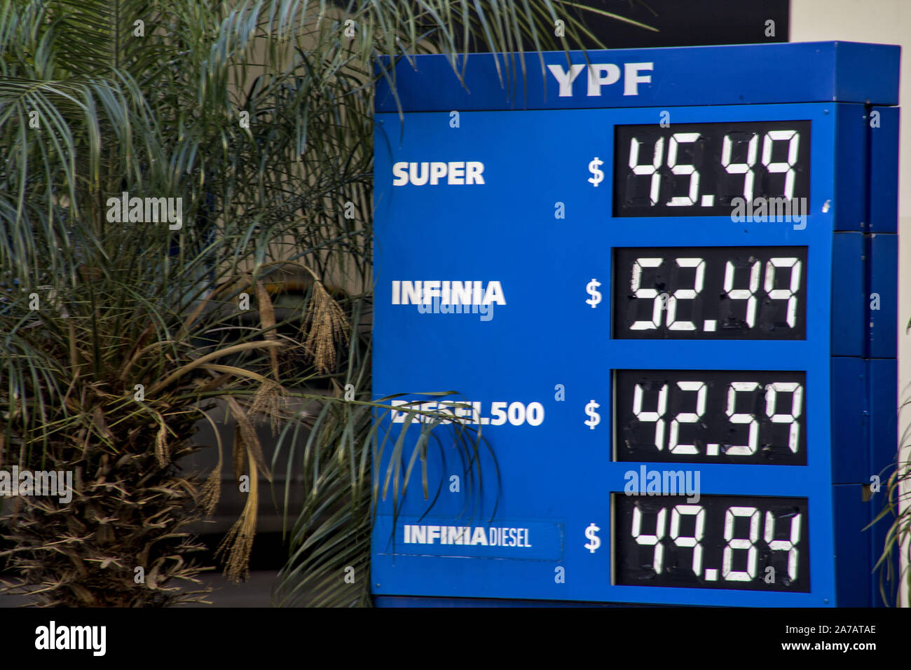 Buenos Aires, capitale fédérale, l'Argentine. 31 octobre, 2019. Le Gouvernement argentin a autorisé une augmentation de 5  % des prix du carburant depuis minuit. La décision ''cherche aussi à prévenir les pénuries possibles qui peuvent se produire, '' ils ont dit au ministère de l'énergie.Ainsi, pour l'YPF, l'essence super passerait de l'actuel 45,49 $ à 47,31 $, ; la prime, de $ 52.49 à $ 54,59 ; Super diesel, à partir de 42,59 $ à 44,29 $, et premium, diesel à partir de 49,84 $ à 51,83 $. Credit : Roberto Almeida Aveledo/ZUMA/Alamy Fil Live News Banque D'Images