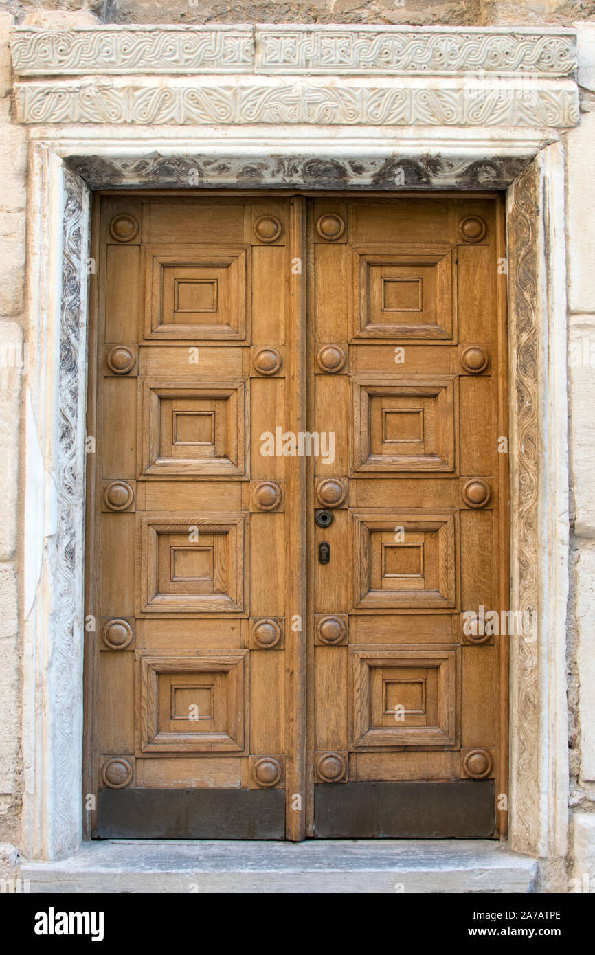 Vintage belle porte en bois sculpté avec des éléments. Grande porte  d'entrée massive à l'édifice. Double porte d'entrée fermée Photo Stock -  Alamy
