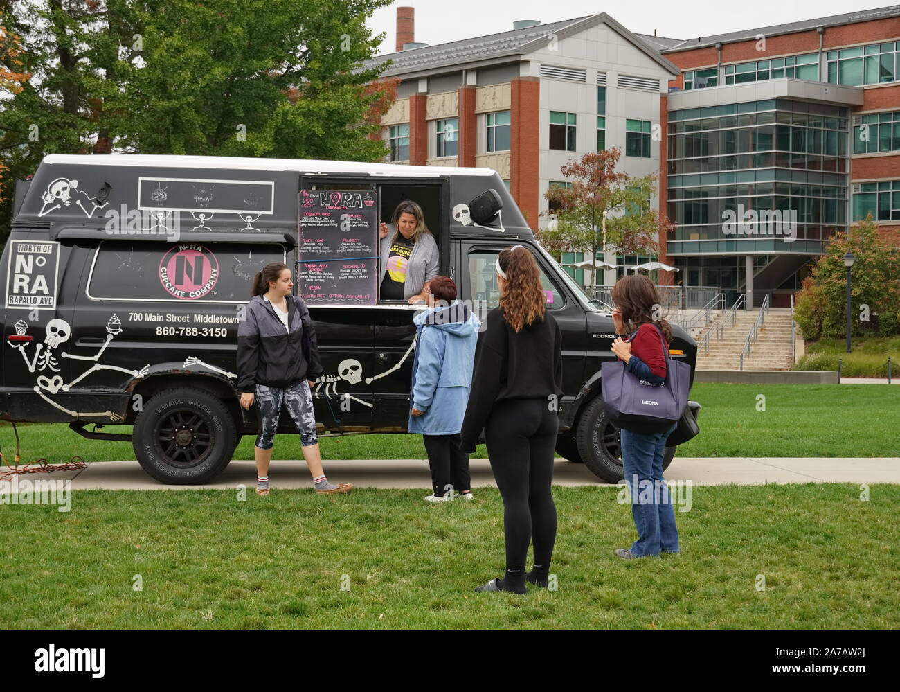 Storrs, CT / USA - 12 octobre 2019 : Les gens parlent au vendeur des Nora's cupcakes camion alimentaire sur la Journée de la famille de l'UCONN Banque D'Images