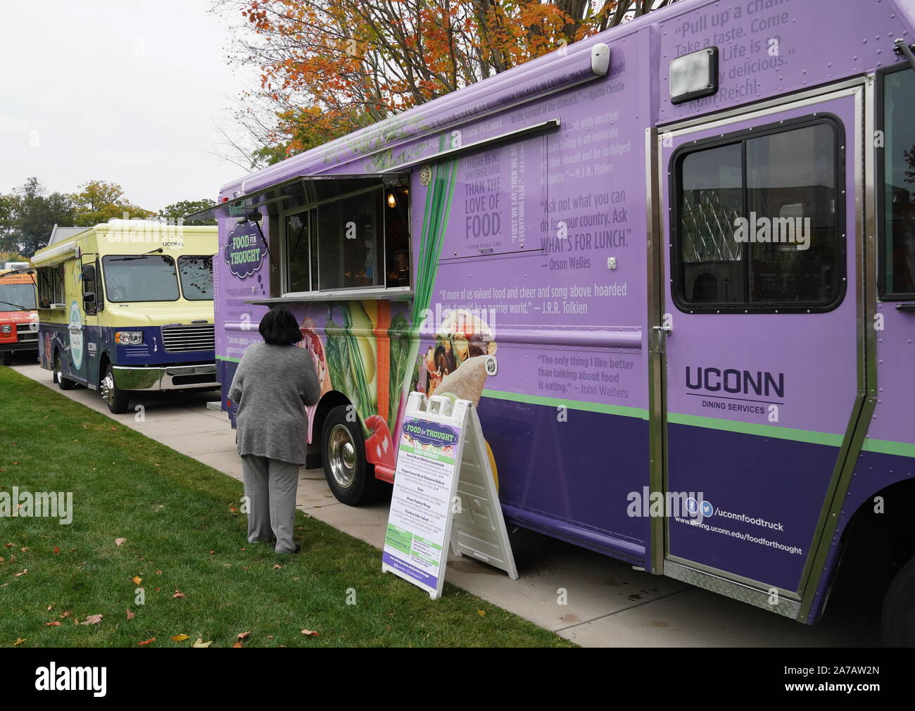 Storrs, CT / USA - 12 octobre 2019 : femme attend pour le pain de l'avant d'un camion alimentaire sur la Journée de la famille de l'UCONN Banque D'Images