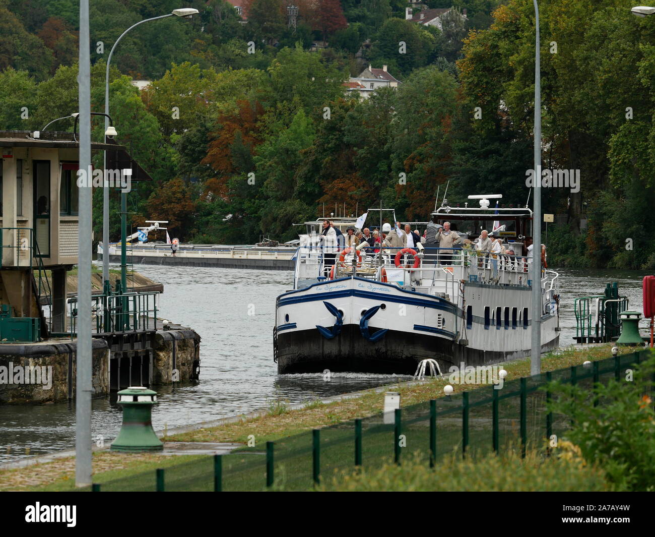 AJAXNETPHOTO. 2019. BOUGIVAL, FRANCE. - Les convertis 1949 PENICHE LE SIGNATURE ENTRÉE DANS L'ÉCLUSE À BOUGIVAL SUR L'UNE DE SES CROISIÈRES SUR LA SEINE, son pont encombré avec passagers. PHOTO:JONATHAN EASTLAND/AJAX REF:192609 GX8  592 Banque D'Images